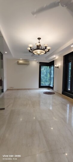 3 BHK + Servant Room Builder Floor For Rent in Defence Colony