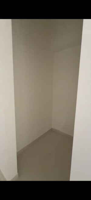 Room in 2 BHK Apartment at Lodha Amara, Kolshet Road – for Sale