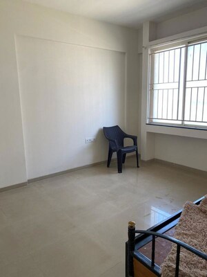 Room in 2 BHK Apartment at Raichandani Megha Terrace CHS, Aundh – for Rent
