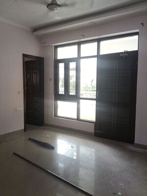 Room in 4 BHK Apartment at Bhawna Apartment, Sector 43 – for Rent