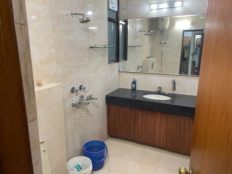 Bathroom, sector 52 3 Bedroom 1800 Sq.Ft. Builder Floor In Sector 52 Gurgaon 10599666