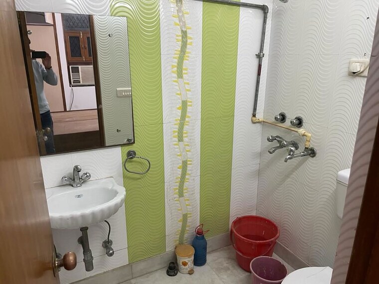 Bathroom, sector 52 3 Bedroom 1800 Sq.Ft. Builder Floor In Sector 52 Gurgaon 10599666