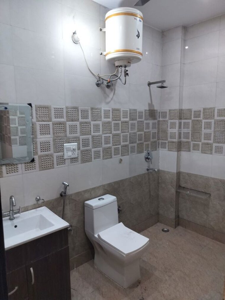 Bathroom, sector 46 2 Bedroom 900 Sq.Ft. Builder Floor In Sector 46 Gurgaon 10594382