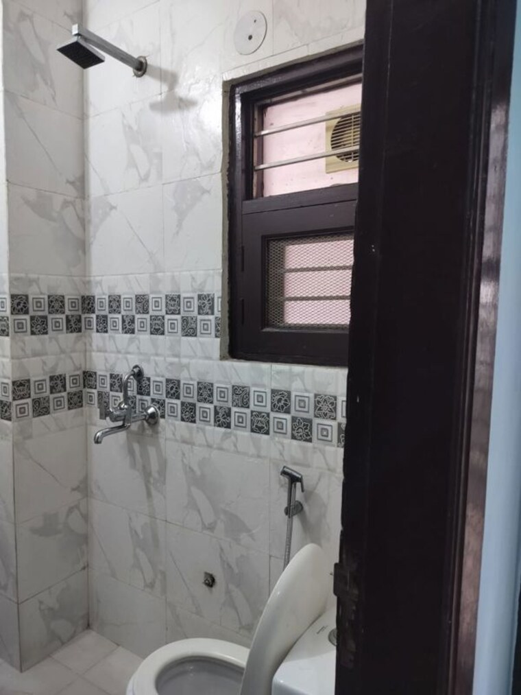 Bathroom, sector 46 2 Bedroom 900 Sq.Ft. Builder Floor In Sector 46 Gurgaon 10594382