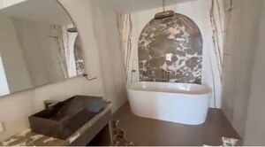 Furnished Amenities in 5 BHK Apartment at The Park Residency Andheri, Andheri West – for Rent