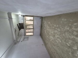 Room in 3.5 BHK Apartment at Mayur Vihar – for Rent