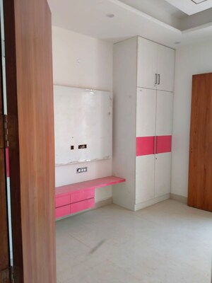 Room in 2.5 BHK Apartment at Unnati Fortune The Aranya, Sector 119 – for Rent