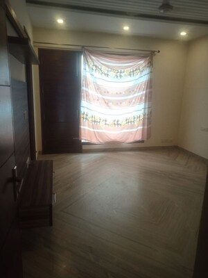 Room in 3 BHK Builder Floor at Sector 21 – for Rent
