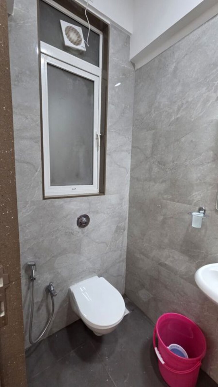Bathroom, adarsh-nagar-chs-worli 2 Bedroom 705 Sq.Ft. Apartment In Worli Mumbai 10599798