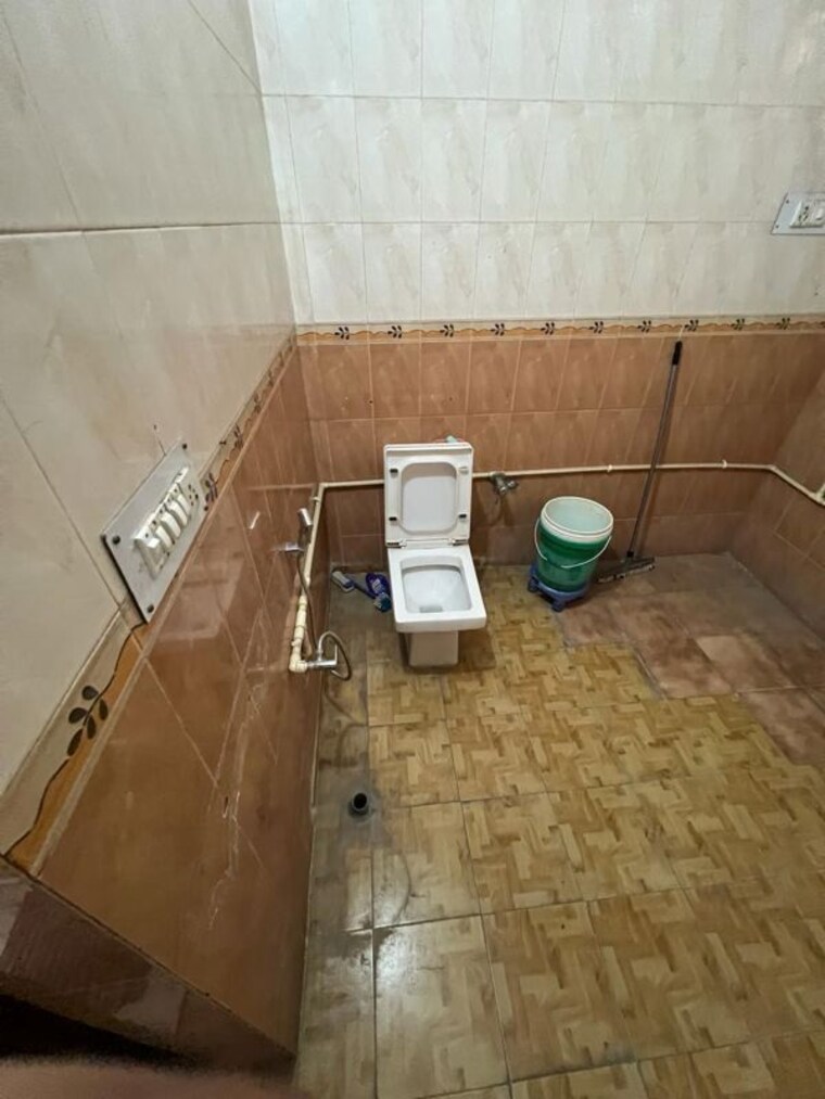 Bathroom, palam vihar  173 Sq.Yd. Builder Floor In Palam Vihar Gurgaon 10599808