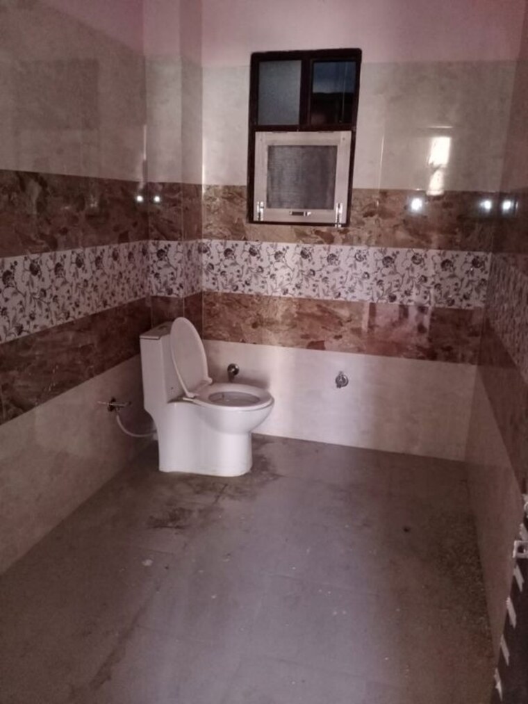 Bathroom, palam vihar extension 2 Bedroom 100 Sq.Yd. Builder Floor In Palam Vihar Extension Gurgaon 10599825