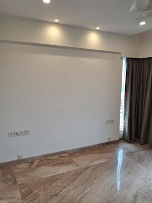 Room in 3 BHK Apartment at Crescent Apartment Bandra West, Bandra West – for Rent