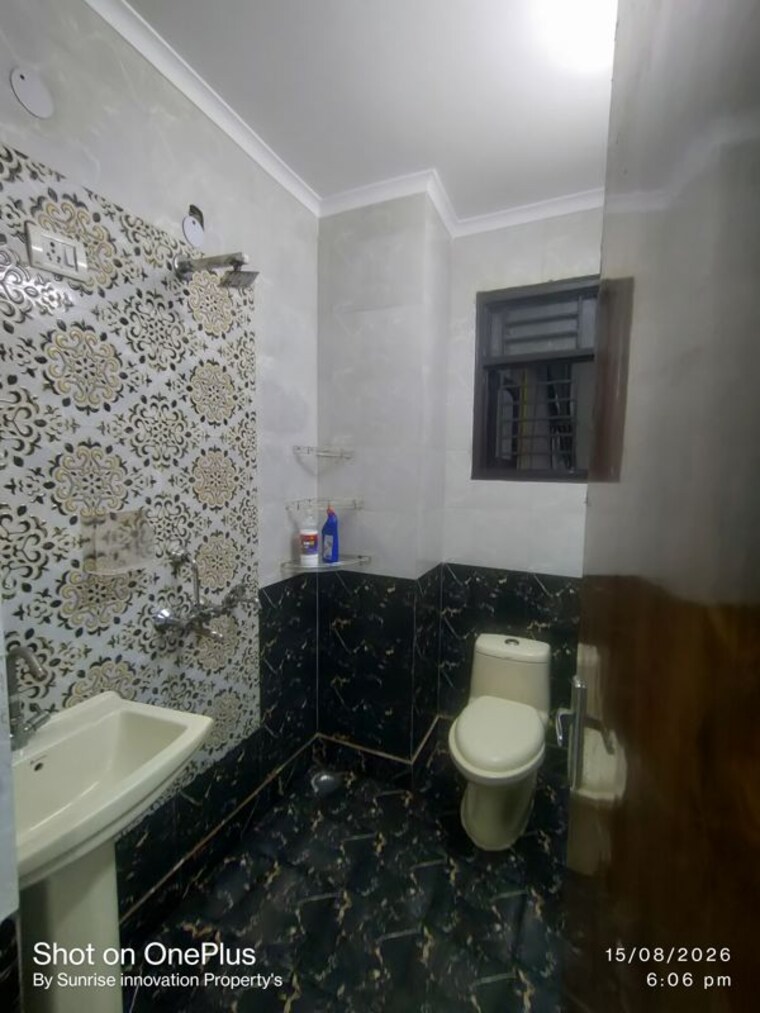 Bathroom, nawada 3 Bedroom 90 Sq.Yd. Builder Floor In Nawada Delhi 10599847