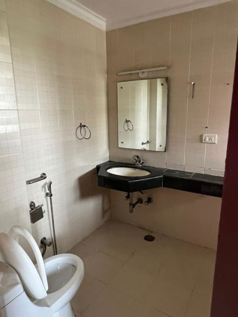 Bathroom, sector 9a 3 Bedroom 1960 Sq.Ft. Builder Floor In Sector 9a Gurgaon 10588674