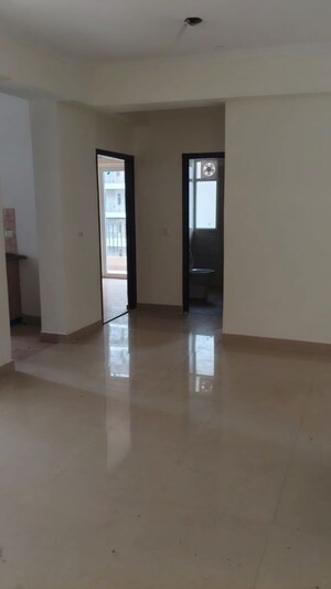Room in 3.5 BHK Apartment at Mahagun Moderne, Sector 78 – for Rent