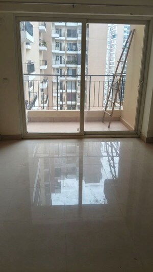 Room in 3.5 BHK Apartment at Mahagun Moderne, Sector 78 – for Rent