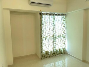 Room in 2 BHK Apartment at Lodha Amara, Kolshet Road – for Rent