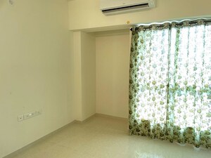 Room in 2 BHK Apartment at Lodha Amara, Kolshet Road – for Rent