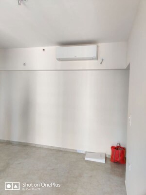 Room in 2 BHK Apartment at Lodha Amara, Kolshet Road – for Rent