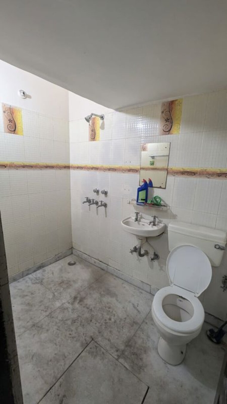 Bathroom, sector 23 2 Bedroom 2367 Sq.Yd. Independent House In Sector 23 Gurgaon 10600030