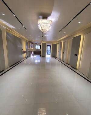 Room in 4 BHK Builder Floor at Green Fields Colony – for Sale
