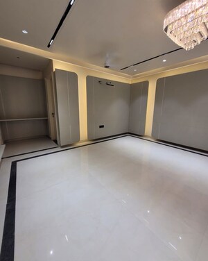Room in 4 BHK Builder Floor at Green Fields Colony – for Sale