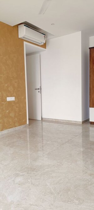 Room in 3 BHK Apartment at Hiranandani Estate – for Rent