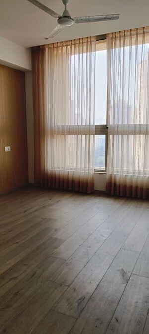 Room in 3 BHK Apartment at Hiranandani Estate – for Rent