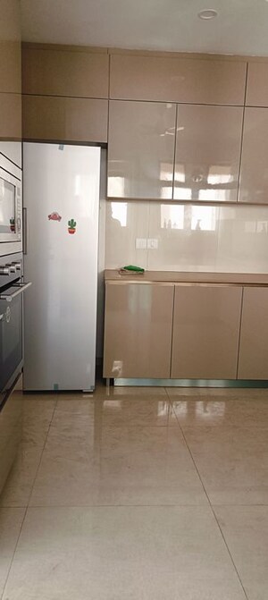 Room in 3 BHK Apartment at Hiranandani Estate – for Rent