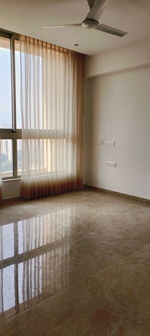 Room in 3 BHK Apartment at Hiranandani Estate – for Rent