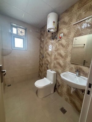 Bathroom in 1 BHK Builder Floor at Old DLF Colony, Sector 14 – for Rent