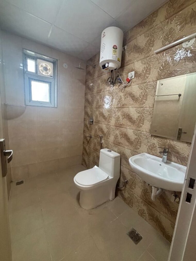 Bathroom, old-dlf-colony 1 Bedroom 700 Sq.Ft. Builder Floor In Sector 14 Gurgaon 10600233