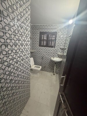 Bathroom in 1 BHK Builder Floor at Sector 52 – for Rent