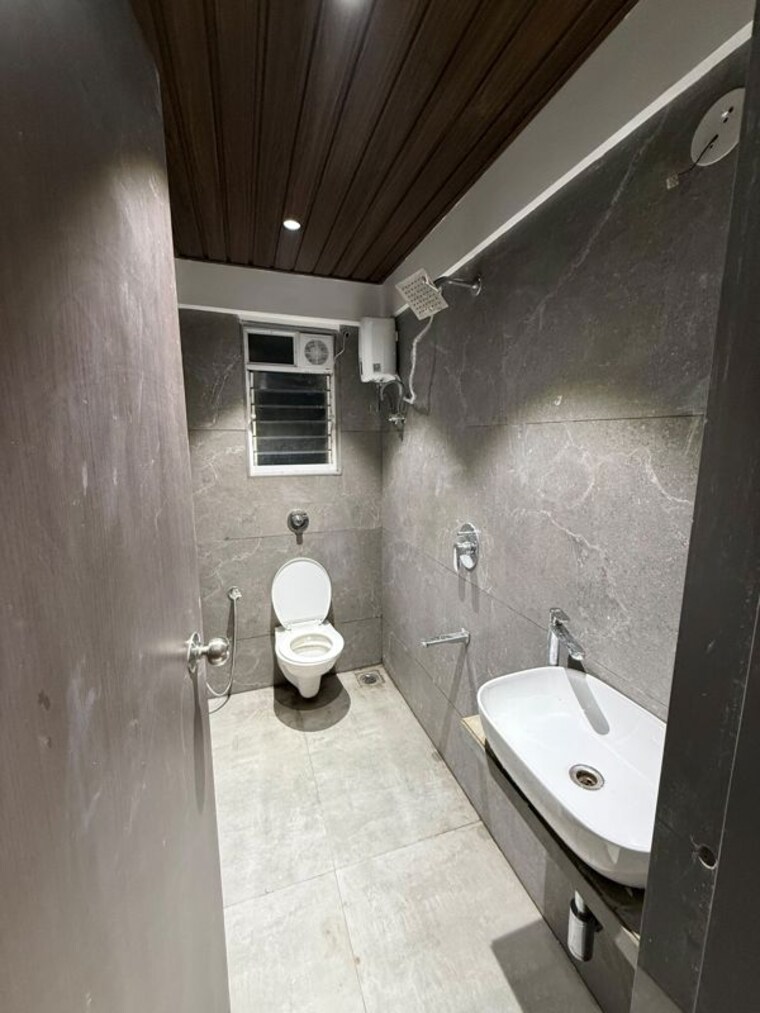 Bathroom, sumati-sadan 2 Bedroom 700 Sq.Ft. Apartment In Vile Parle East Mumbai 10600305