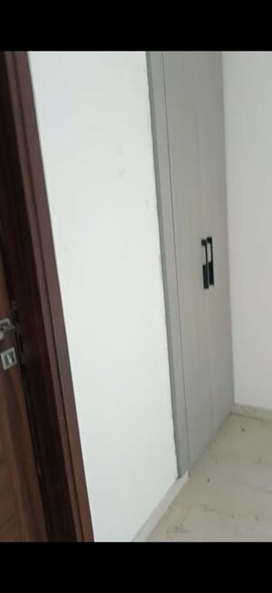 Building Lobby in 3.5 BHK Apartment at Smart World Gems, Sector 89 – for Rent