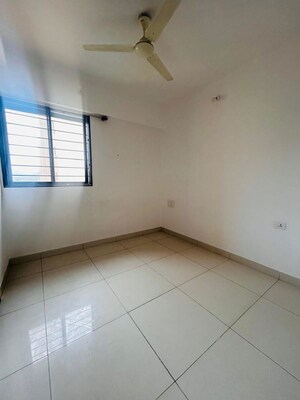 Room in 2.5 BHK Apartment at Nanded Kalashree, State Bank Nagar – for Rent