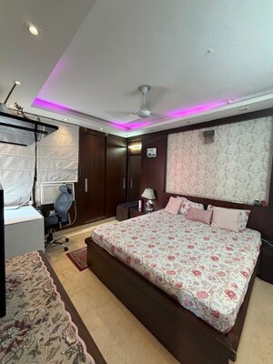 Bedroom in 3 BHK Builder Floor at South Extension ii – for Sale