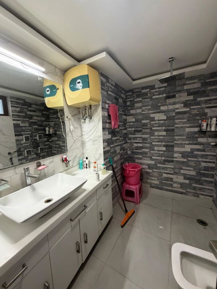 Bathroom, south extension ii 3 Bedroom 2300 Sq.Ft. Builder Floor In South Extension ii Delhi 10600434