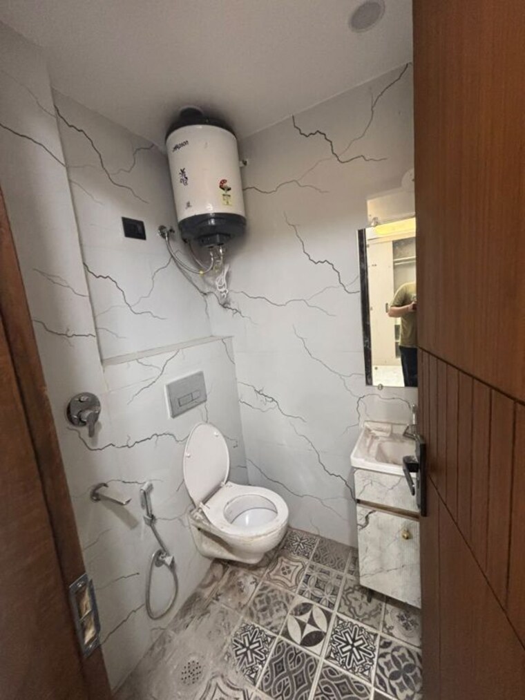 Bathroom, freedom fighters vihar 2 Bedroom 1000 Sq.Ft. Builder Floor In Freedom Fighters Vihar Delhi 10600431