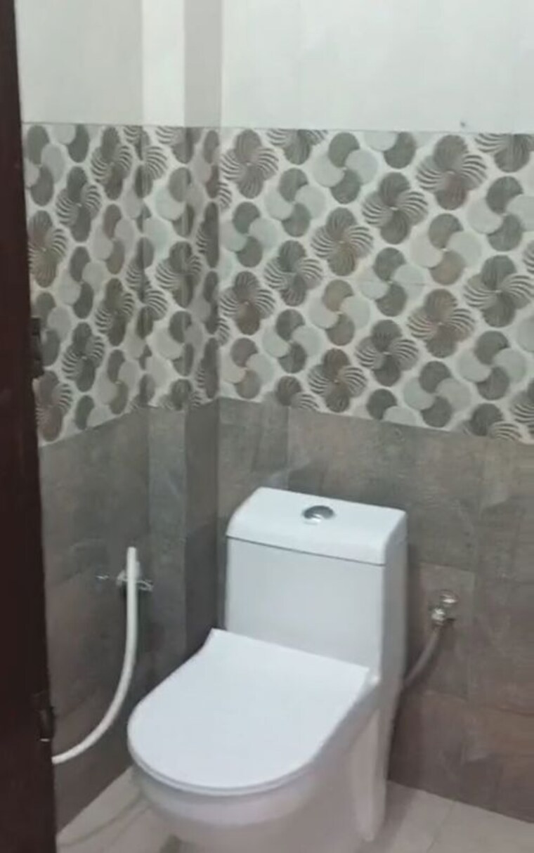 Bathroom, pratap vihar 3.5 Bedroom 90 Sq.Mt. Builder Floor In Pratap Vihar Ghaziabad 10600449