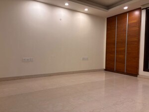 Room in 3 BHK Builder Floor at Sukhdev Vihar – for Rent