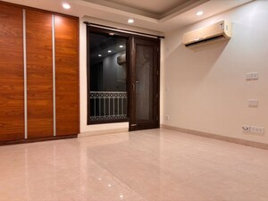 Room in 3 BHK Builder Floor at Sukhdev Vihar – for Rent