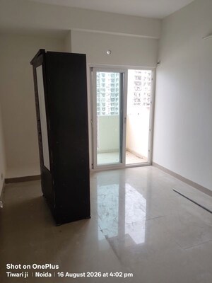 Room in 2.5 BHK Apartment at Mahagun Moderne, Sector 78 – for Rent