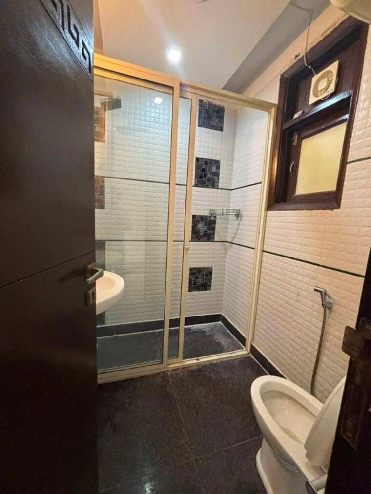 Bathroom, shivalik colony 3 Bedroom 1800 Sq.Ft. Builder Floor In Shivalik Colony Delhi 10600568