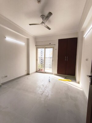 Room in 2.5 BHK Apartment at Fusion Homes, Tech Zone 4 Greater Noida – for Sale