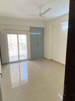 Room in 2.5 BHK Apartment at Amrapali Terrace Homes, Tech Zone 4 Greater Noida – for Sale