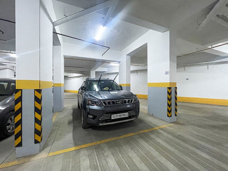  Parking, hanspura 3 Bedroom 264 Sq.Yd. Apartment In Hanspura Ahmedabad 10600632