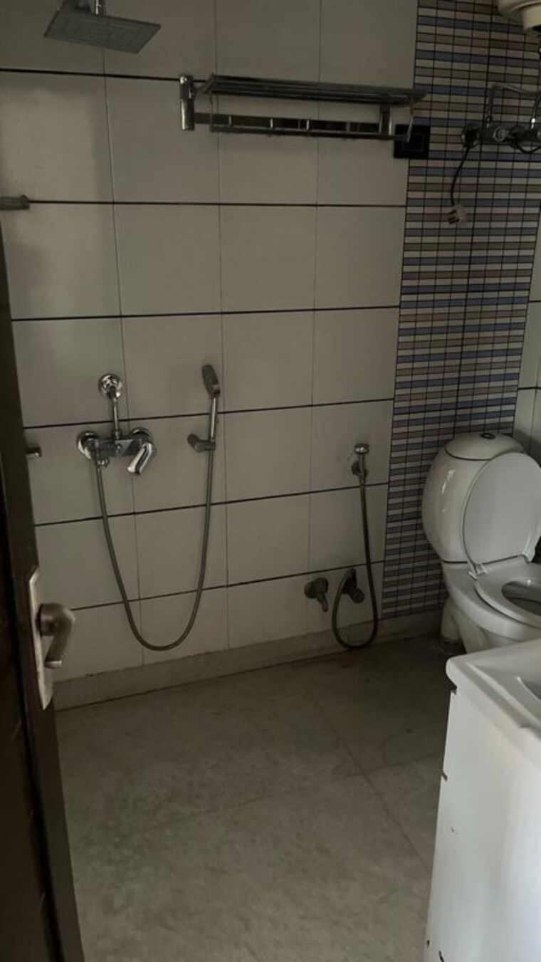 Bathroom, palam-vihar-residents-association 2 Bedroom 250 Sq.Yd. Builder Floor In Palam Vihar Gurgaon 10600769