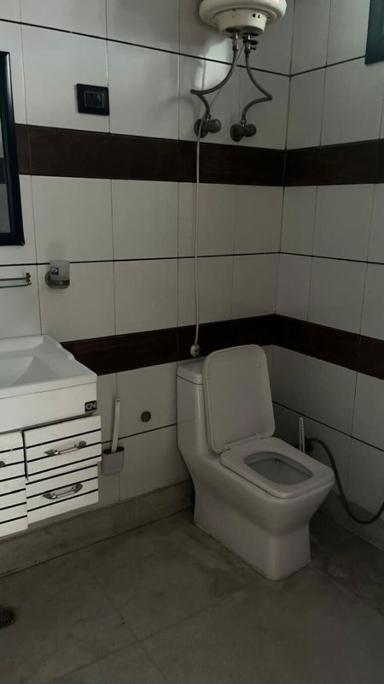 Bathroom, palam-vihar-residents-association 2 Bedroom 250 Sq.Yd. Builder Floor In Palam Vihar Gurgaon 10600769