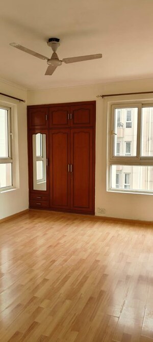 Room in 3 BHK Apartment at Orchid Petals, Sector 49 – for Rent